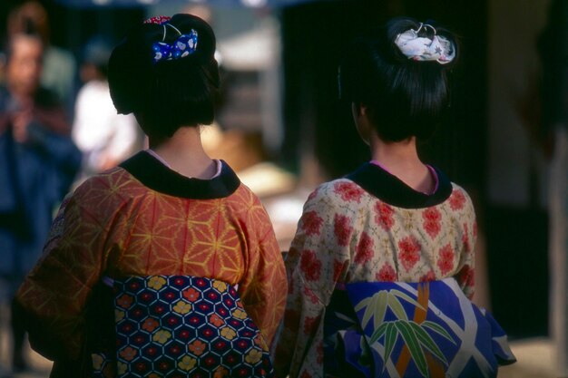 Foto vista posteriore di donne sul sentiero