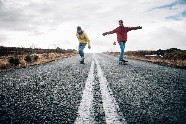 Foto vista posteriore di donne sulla strada contro il cielo