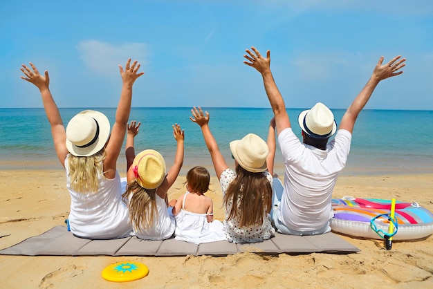 Foto vista posteriore di donne sedute sulla spiaggia