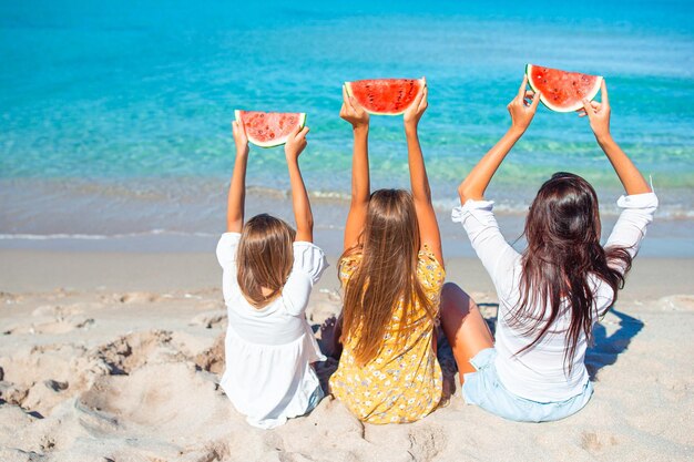 Foto vista posteriore di donne sedute sulla spiaggia