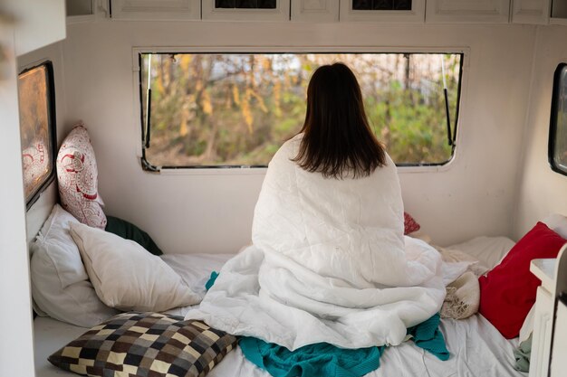 Foto vista posteriore di donne sedute sul letto