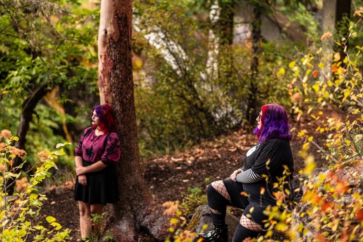 Photo rear view of women sitting in forest