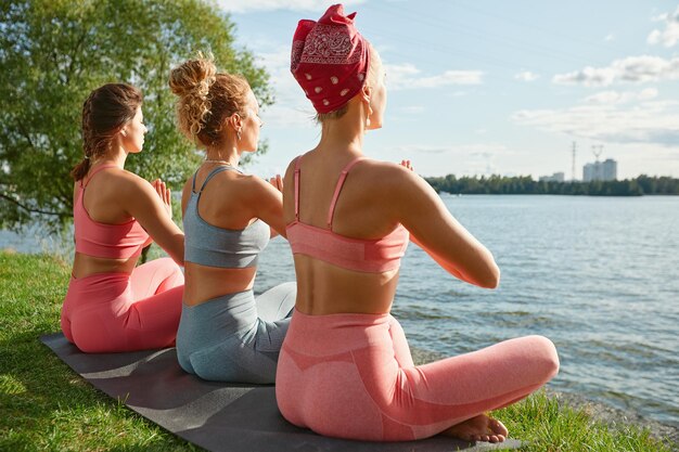 Photo rear view of women sitting in water