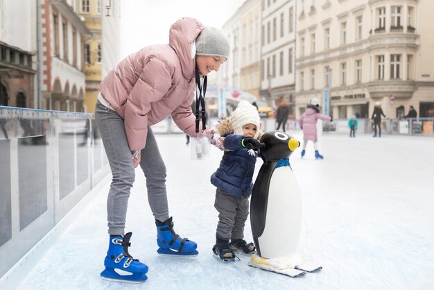 Foto vista posteriore di donne nella neve