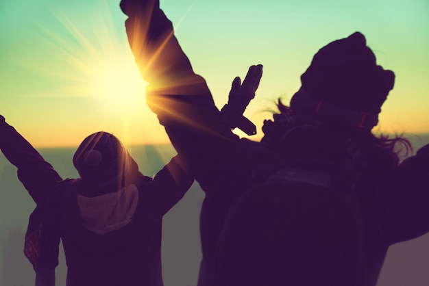 Photo rear view of women standing against sky during sunset