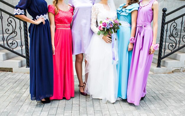 Photo rear view of women standing on wall