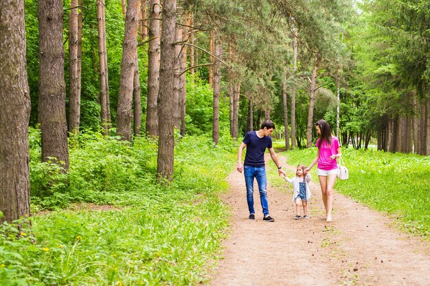 Photo rear view of women walking on footpath in forest