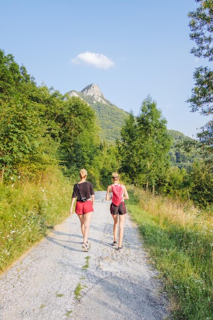 Photo rear view of women walking on footpath