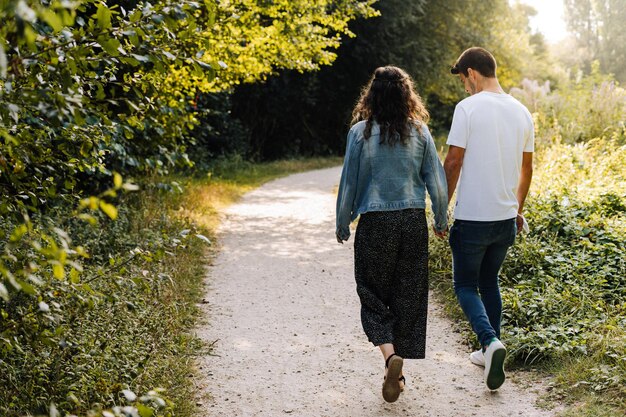 Photo rear view of women walking outdoors