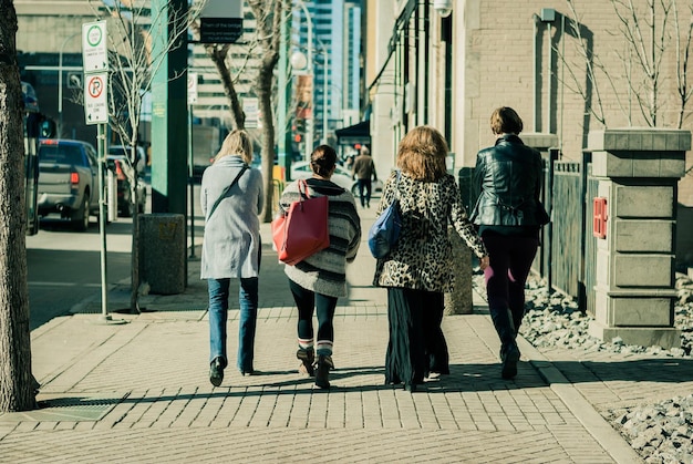 Photo rear view of women walking on street