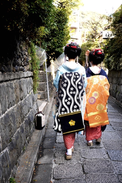 歩道を歩く際にキモノを着た女性の後ろの景色