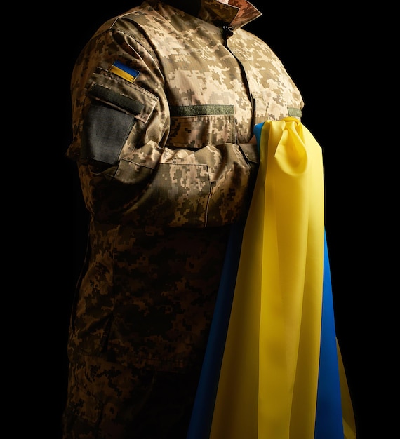 Задний вид желтого зонтика на черном фоне