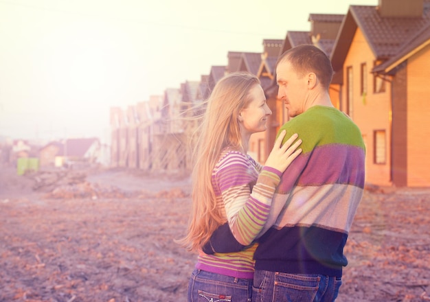 Photo rear view of young couple looking at their new house