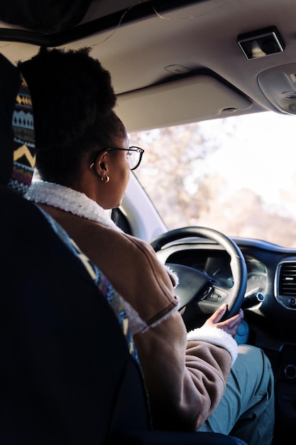 彼女のキャンピングカーを運転する若い女性の後姿