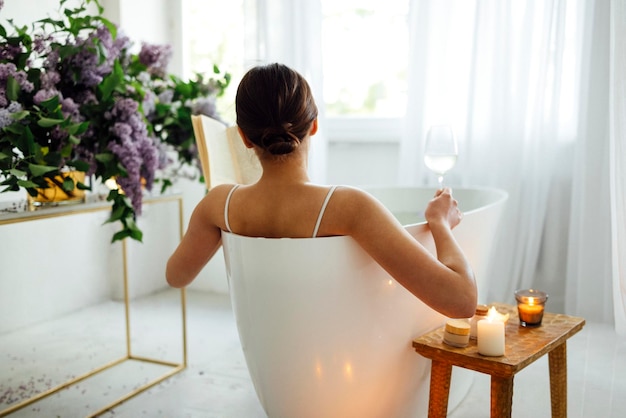 Photo rear view of young woman sitting at home