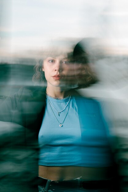 Photo rear view of young woman standing in car