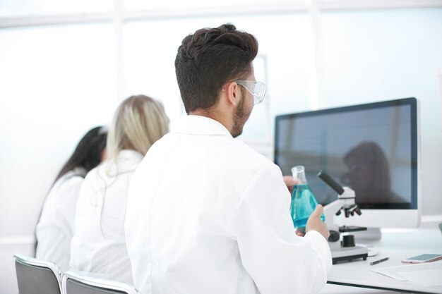 Vista posteriore di un gruppo di scienziati che lavorano in un moderno laboratorio