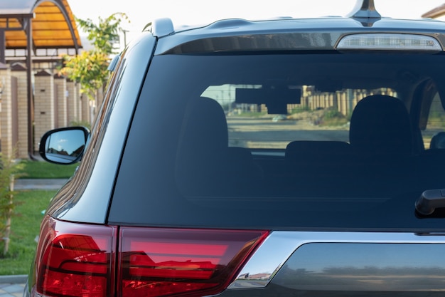 Photo rear window of a car parked on the street in residential district