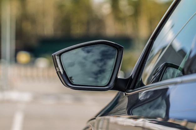 Foto specchietto retrovisore di un'auto moderna.