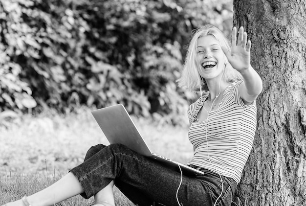 야외에서 일을 해야 하는 이유 여름 공원에서 일하기 공원에서 노트북으로 일하는 소녀 자연은 웰빙과 직장에서 생산성과 높은 기능을 발휘하는 능력에 필수적입니다