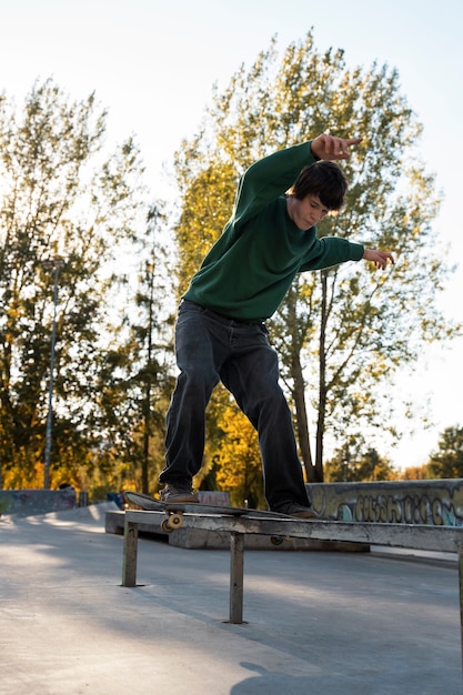 Foto adolescente ribelle su skateboard a tutto campo