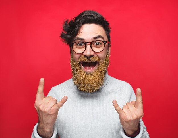 Foto uomo ribelle con barba dorata su rosso
