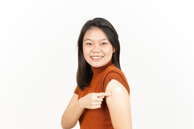 写真 白で隔離される美しいアジアの女性のキャンペーンでcovid19抗ウイルスワクチンを受け取る