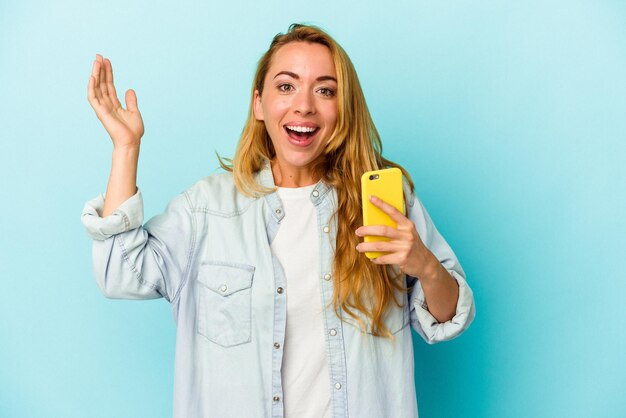 Foto ricevere una piacevole sorpresa emozionato e alzare la mano