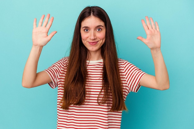 Foto ricevere una piacevole sorpresa emozionato e alzare la mano