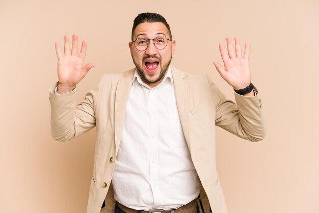 嬉しい驚きを受け取り、興奮して手を挙げます