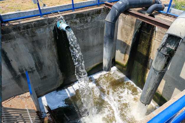 Foto la piscina di ricezione è utilizzata per pompare le acque reflue nel sistema di trattamento delle acque reflue.