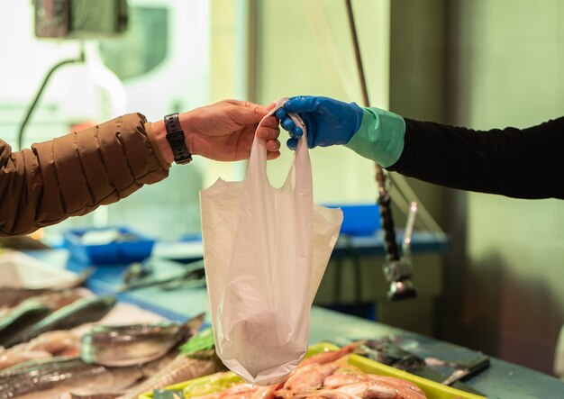 Photo receiving the purchase from the fishmonger