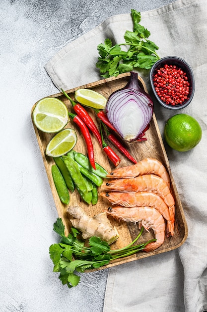 Recept en ingrediënten Tom Kha Gai. Thaise galangal kippensoep in kokosmelk. Bovenaanzicht