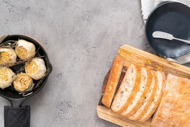 Recept voor geroosterde knoflookpasta gemaakt met kruiden in gietijzeren koekenpan.