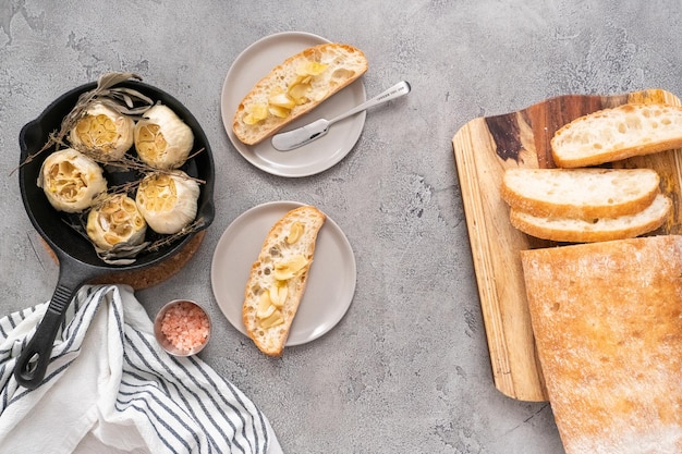 Recept voor geroosterde knoflookpasta gemaakt met kruiden in gietijzeren koekenpan.