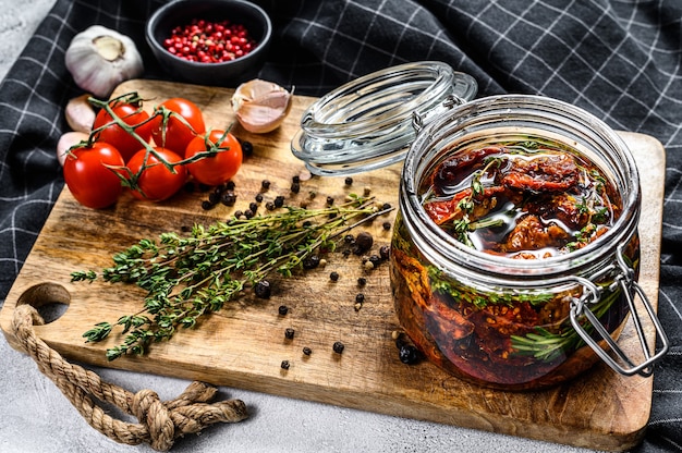 Recept voor het koken van gedroogde tomaten in olijfolie met specerijen en kruiden