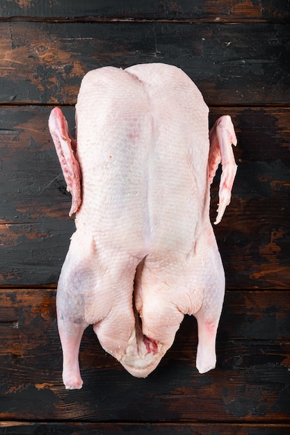 Recept voor het koken van heel eendenvlees op oude donkere houten tafel, plat leggen