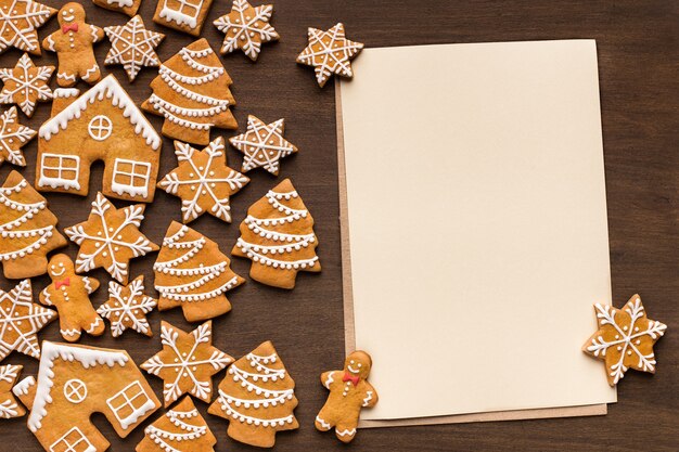 Recept voor peperkoek. Kerstkoekjes en papier met kopieerruimte voor tekst, bovenaanzicht