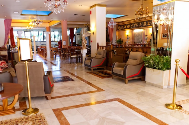 レセプションエリア大理石の床の豪華なギリシャのホテル