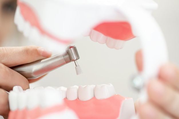 Photo a reception in the dentist's office, cleaning the enamel of teeth