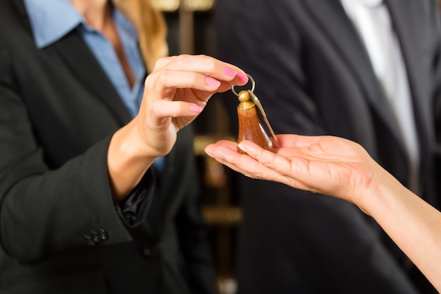 Reception, ospite che effettua il check-in in un hotel