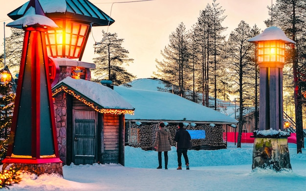 핀란드 라플란드의 로바니에미에 있는 산타클로스 마을의 리셉션. 크리스마스 사무실 집 겨울입니다. 라포니아와 눈. 북극의 홀리데이 파크에서 줄루푸키로 이동합니다. 새해.