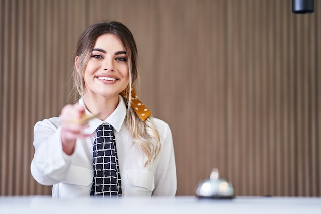 Foto receptioniste die in een hotel werkt