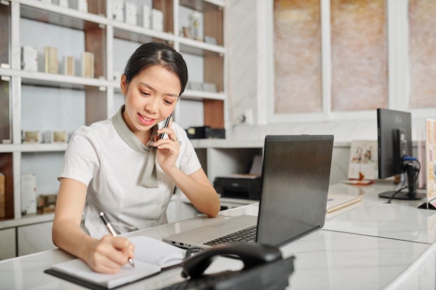 Receptioniste telefoontje beantwoorden