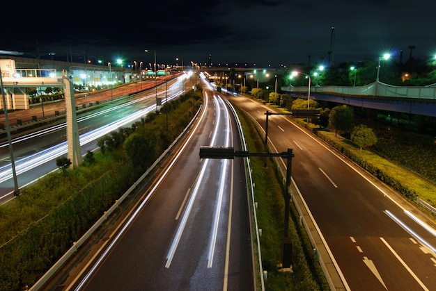 Rechte nachtsnelweg met sporen van auto's