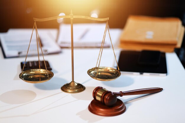 Rechter gavel met advocaten van Justitie die een teamvergadering hebben bij een advocatenkantoor Concepten van recht en juridische diensten