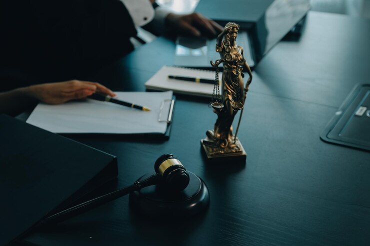 Foto rechter gavel met advocaten van justitie die een teamvergadering hebben bij een advocatenkantoor concepten van recht en juridische diensten