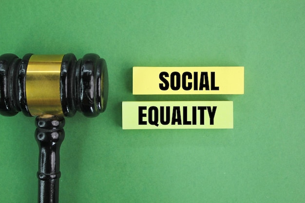 rechter hamer en gekleurd papier met het woord sociale gelijkheid het concept van gerechtigheid spreken