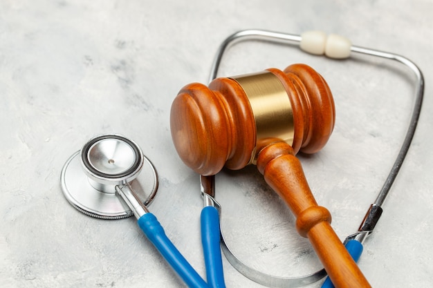 Foto rechter hamer en stethoscoop. de wet in de geneeskunde, de straf op medische nalatigheid.
