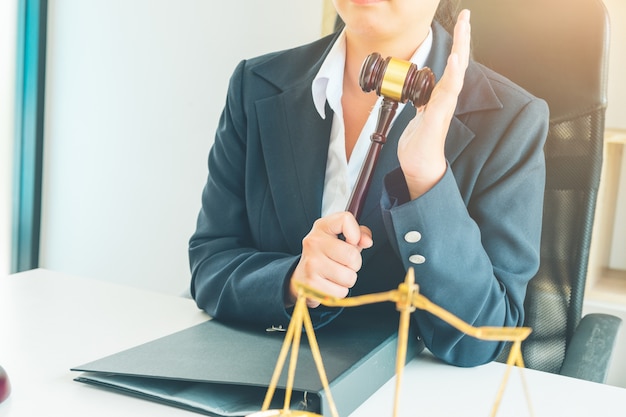 Foto rechter hamer met justitie advocaten